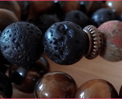 黒色を目立させるビーズアクセサリーデザイン例